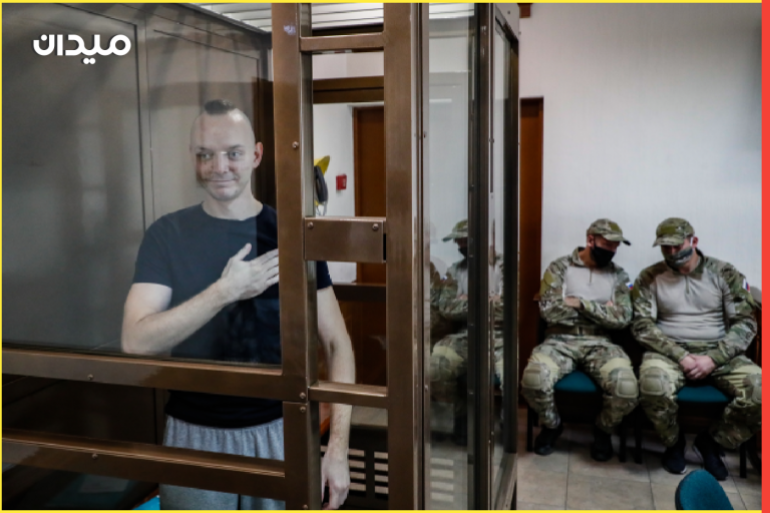 epa08669761 Ivan Safronov (L), an advisor to the head of the Russian State Space Corporation ROSCOSMOS, gestures as he stands in a defendant's cage prior to a hearing of an appeal against extending his arrest at the Moscow city court in Moscow, Russia, 15 September 2020. Ivan Safronov, a former journalist for the Kommersant and then Vedomosti newspapers, was detained in Moscow on 07 July 2020 by the Federal Security Service (FSB) agents on suspicion of state treason. EPA-EFE/YURI KOCHETKOV