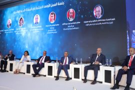 وزير الاستثمار الأردني خيري عمرو متحدثا بالمؤتمر. الجزيرة