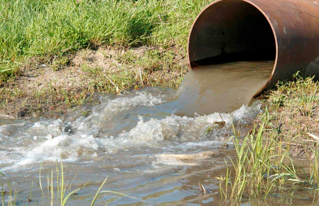 يؤكد مسؤولو الصحة في مناطق سيطرة النظام وقسد أن المياه الملوثة هي المصدر الرئيسي للمرض سيما من نهري قويق والفرات (مواقع التواصل)