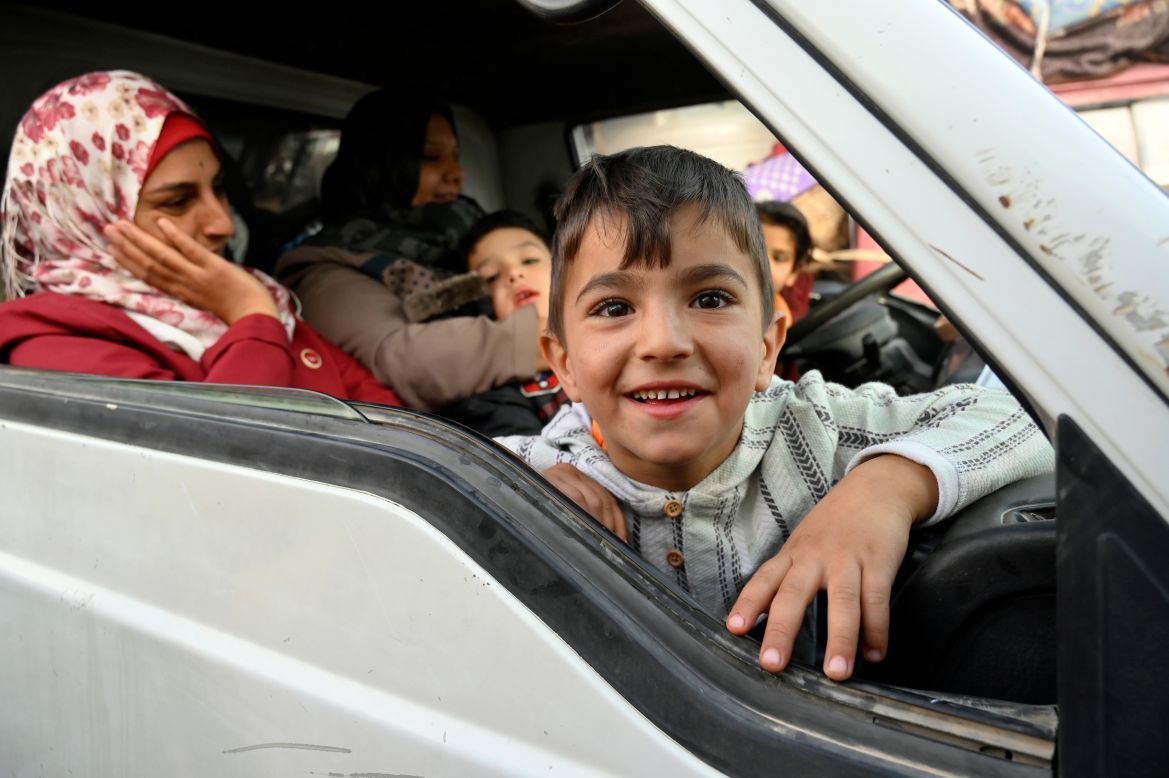 Syrian refugees wait to leave the Lebanese border town of Arsal to head back to Syria. [Wael Hamzeh/EPA]