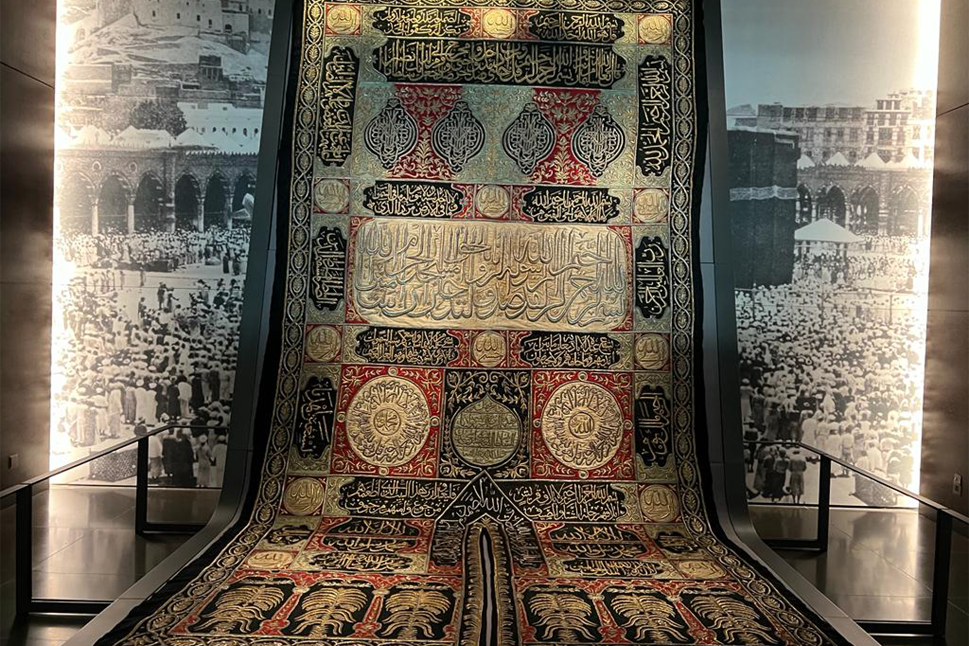 ستارة الكعبة المشرفة التي تعود إلى عصر السلطان العثماني عبدالمجيد الأول عام 1260 هجرية (الجزيرة )