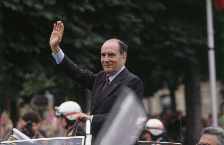 فرانسو ميتران François Mitterrand François Mitterrand descend les Champs-Elysées en voiture présidentielle lors de son investiture à Paris le 21 mai 1981 à Paris, France.(Photo by Jean Guichard/Sygma via Getty Images)