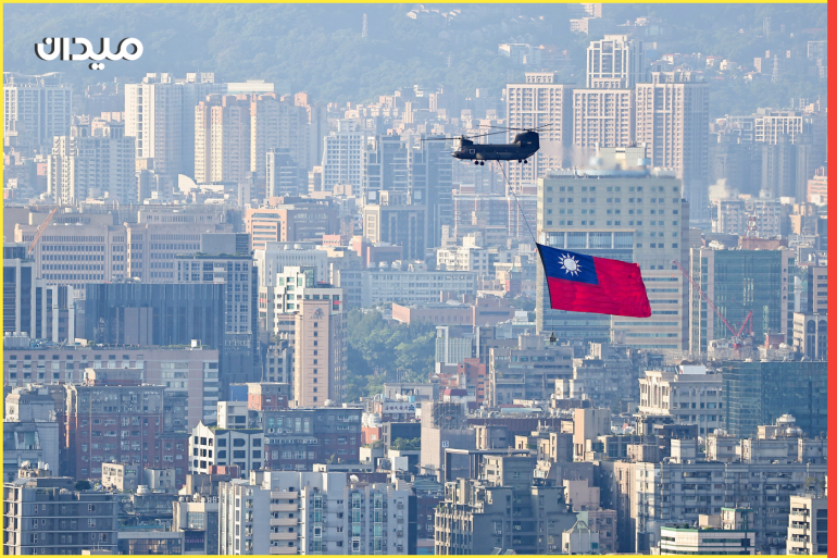 A CH-47 carries a Taiwan flag fly across the city as rehearsal ahead of Taiwan National Day celebrations in Taipei, Taiwan, September 29, 2022. REUTERS/Ann Wang