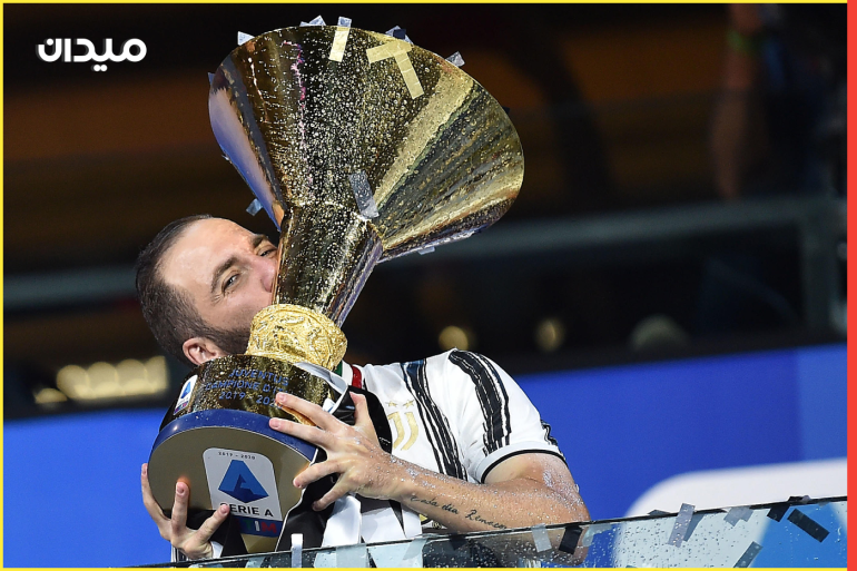 epa08579973 Gonzalo Higuain kisses the cup during the celebrations for the Juventus' victory of the 9th consecutive Italian championship (scudetto) at Allianz Stadium in Turin, Italy, 01 August 2020. EPA-EFE/ALESSANDRO DI MARCO