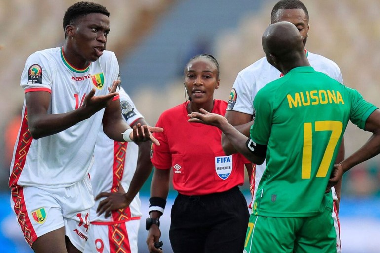 موكاسانجا أدارت مباراة زيمبابوي وغينيا في أمم افريقيا (مواقع التواصل)