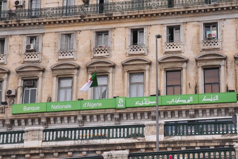 الحكومة الجزائرية تفتح 5 بنوك عمومية بفرنسا والسينغال وموريتانيا (الجزيرة نت) (2)