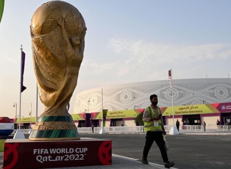 مجسم كأس العالم يزين ملاعب المونديال الثمانية قبل كل مباراة (الجزيرة)