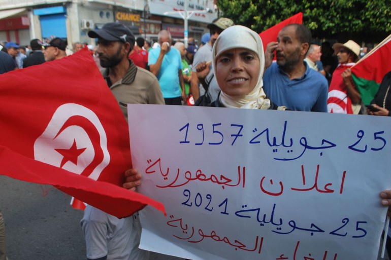 احتجاجات في تونس للإجراءات الاستثنائيىة التي اتخذها الرئيس قيس سعيد (الجزيرة)