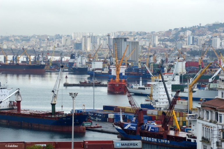 الجزائر تراهن على رفع صادراتها خارج المحروقات إلى 15 مليار دولار في 2025 (الجزيرة نت)