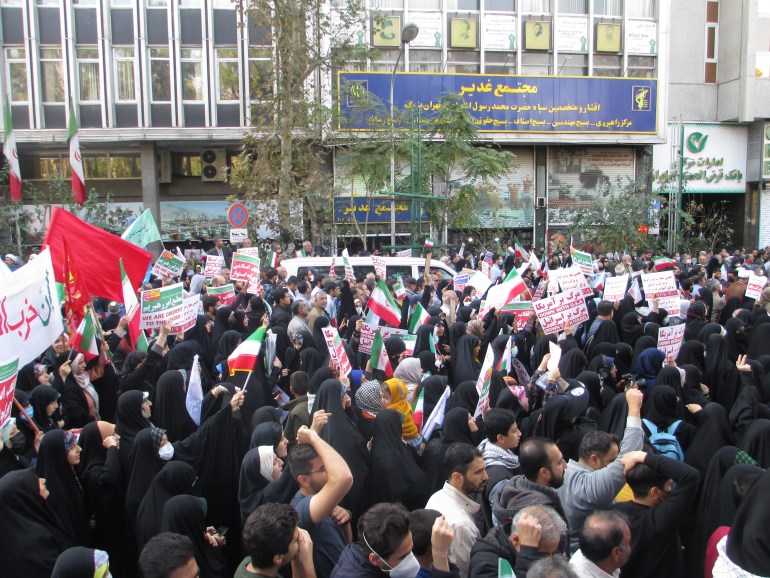 المتظاهرون يهتفون بالموت لأميركا والموت لإسرائيل دعما لنظام الجمهورية الإسلامية (الجزيرة)