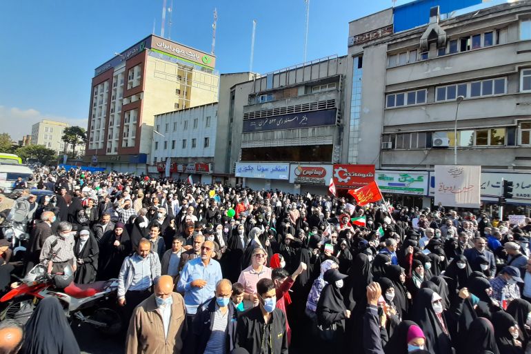 المتظاهرون رددوا هتافات منددة بالسياسية الأميركية وداعمة للمرشد الإيراني الأعلى علي خامنئي (الجزيرة)