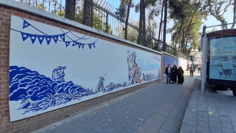 جدارية على حائط المقر السابق للسفارة الأميركية في طهران (الجزيرة)