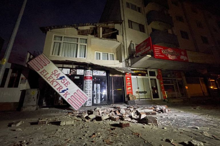 زلزال بقوة 5.9 درجة يضرب ولاية #دوزجة شمال غرب #تركيا، وشعر به سكان مدينة إسطنبول والولايات المجاورة