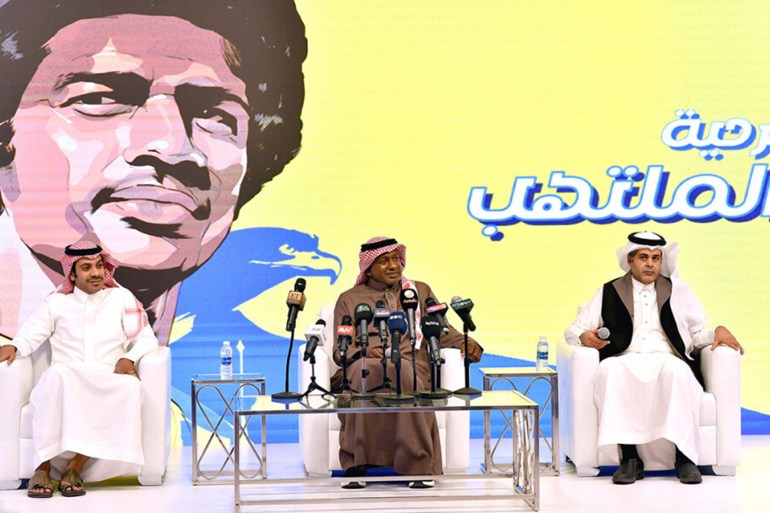 نايف البقمي (يمين) وماجد عبدالله (وسط) وفيصل الدوخي (يسار) يتحدثون عن السهم الملتهب (الصحافة السعودية)