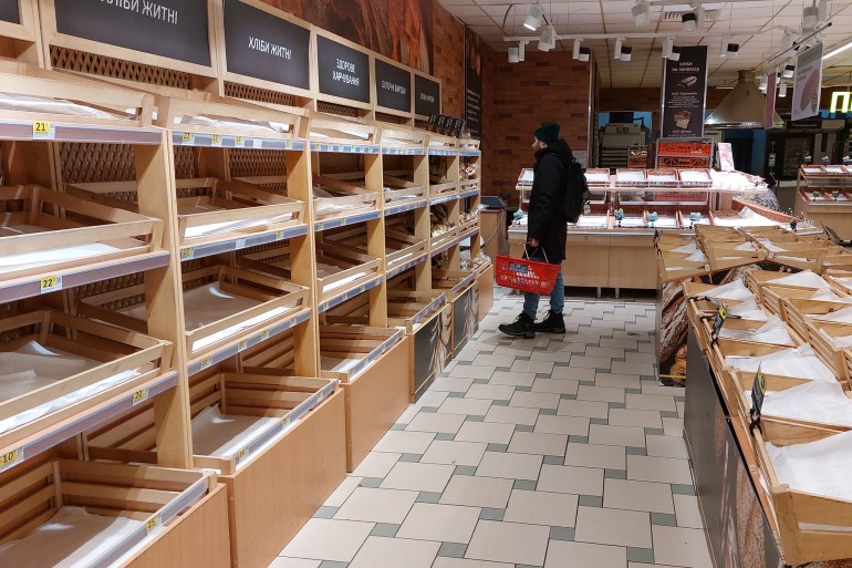 الخبز وغيره من المواد الأساسية تنفد سريعا في المحلات التي بقيت تفتح أبوابها