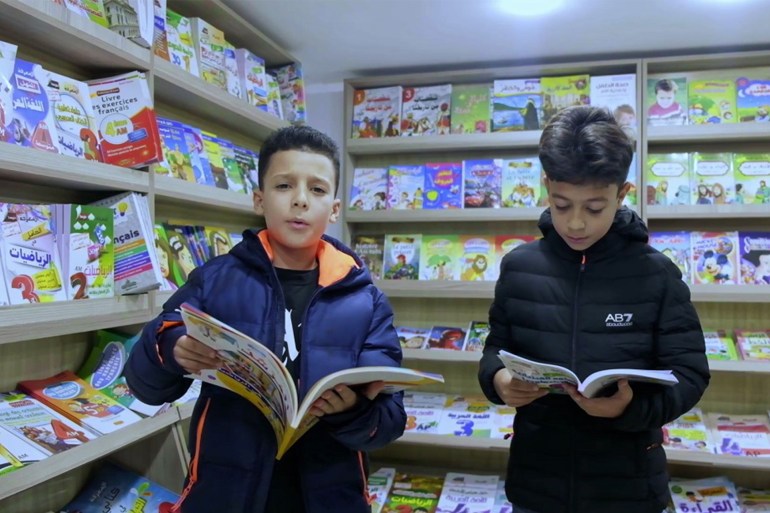 لؤي أحمد - الجزائر - طفلان داخل إجدى مكتبات الجزائري بلال شعابنة - المصدر خاص بالجزيرة نت