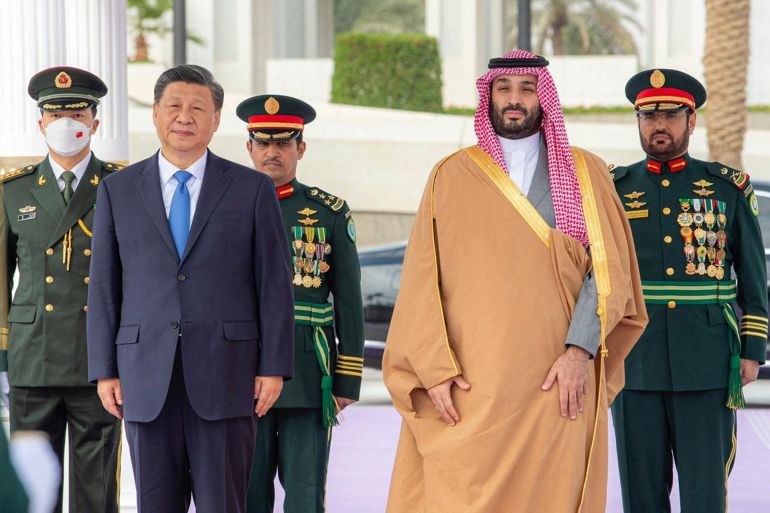 Saudi Crown Prince Mohammed Bin Salman welcomes Chinese President Xi Jinping in Riyadh, Saudi Arabia December 8, 2022. Saudi Press Agency/Handout via REUTERS ATTENTION EDITORS - THIS PICTURE WAS PROVIDED BY A THIRD PARTY