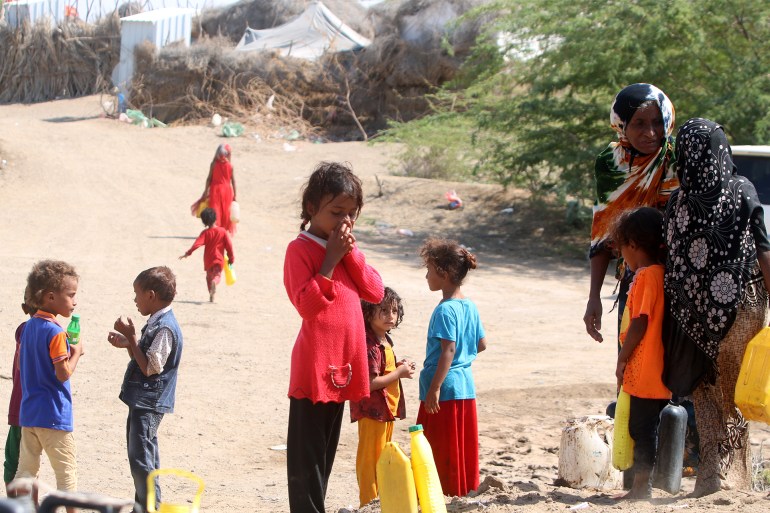 يضطر الأطفال ومعظمهم من الفتيات للبحث عن المياه، أطفال نازحون في مدينة الخوخة جنوبي محافظة الحديدة، الجزيرة نت