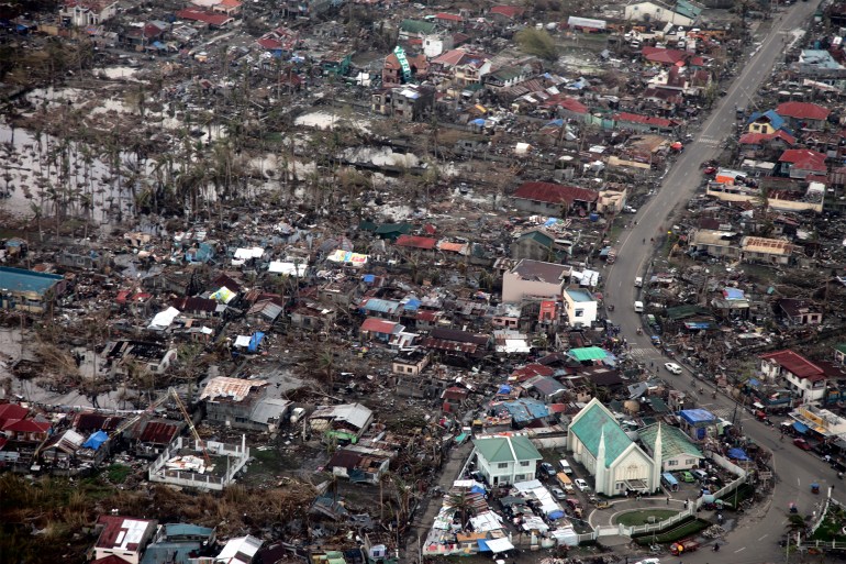 Aerial_view_of_Tacloban_after_Typhoon_Haiyan المصدر: وزارة التنمية الدولية البريطانية DFID