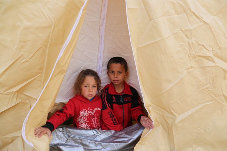 السكان يهروب إلى الخيام خوفا من المنازل المتصدعة شمال سوريا