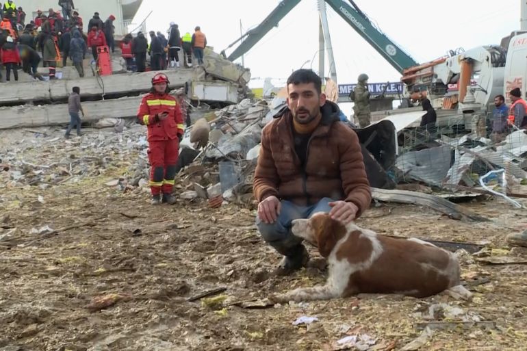 زلزال تركيا.. مواطن يشارك مع كلبه في عمليات الإنقاذ