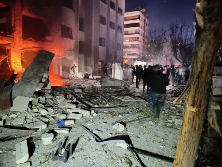 صورة للمبنى المتضرر من القصف الإسرائيلي الذي استهدف أحياء في دمشق (مواقع التواصل)