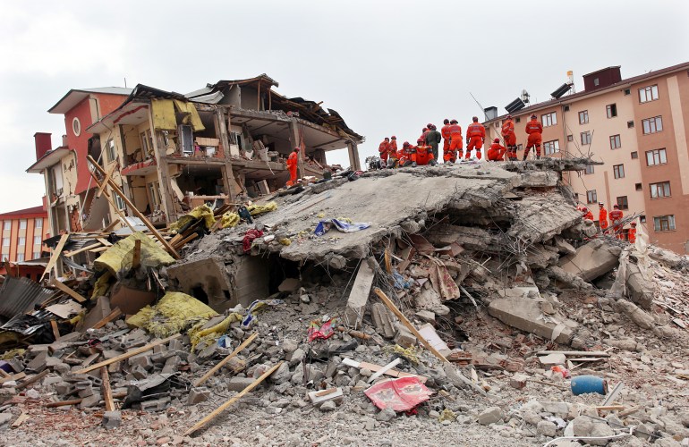 فرق الإنقاذ تبحث عن ناجين بعد زلزال 2011 في تركيا (شترستوك)