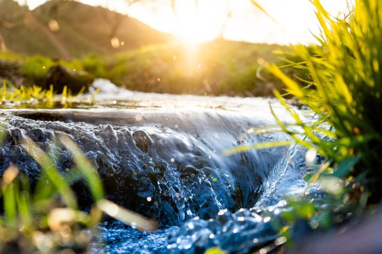 تعاني الدول صعوبة توفير مياه نظيفة صالحة للشرب، وتمثل القطاعات الصناعية إحدى أهم مصادر تلوثها (Shutterstock)