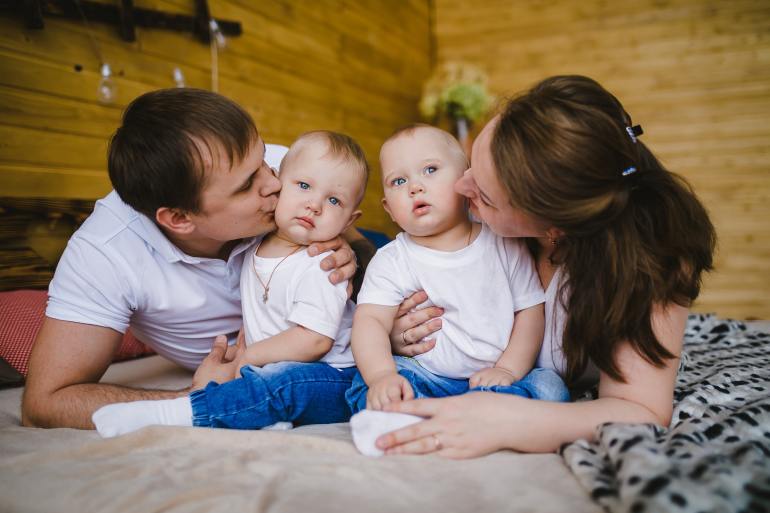 4تربية التوأم تحتاج مساواة من قبل الوالدين مع تكريس الإهتمام الكامل لهما، و عدم التفريق بينهم- ( بيكسلز).