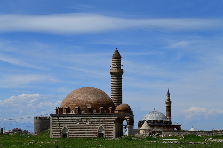 Spring in the historical and nature city of Van Spring in the historical and nature city of Van - - VAN, TURKIYE - MAY 23: A view of Red Minaret Mosque in the middle of Lake Van during spring season in Van Turkiye, on May 23, 2023. Standing out in culture and faith tourism with its historical mosques such as Ulu Mosque, Abbasaga, Husrev Pasa, castles such as Van, Cavustepe, Ayanis, Hosap, Yoncatepe, Amik and Anzaf, many churches and Seljuk cemeteries, Van has been hosting visitors from many countries in recent years. DATE 23/05/2023