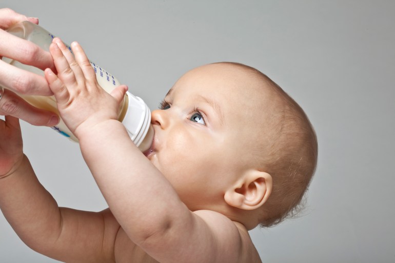 تحذر الأكاديمية الأميركية لطب الأطفال من إعطاء الرضيع أي سوائل بجانب حليب الأم أو الحليب الصناعي في الأشهر الستة الأولى