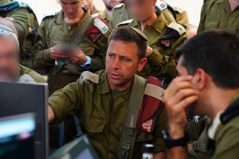 من غرفة عمليات جيش الاحتلال التي تشرف على العملية العسكرية في جنين ومخيمها.صور عممها المتحدث باسم الجيش الإسرائيلي على وسائل الإعلام.