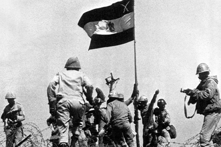 صورة-أرشيفية-لرفع-العلم-فوق-سيناء-في-حرب-أكتوبر