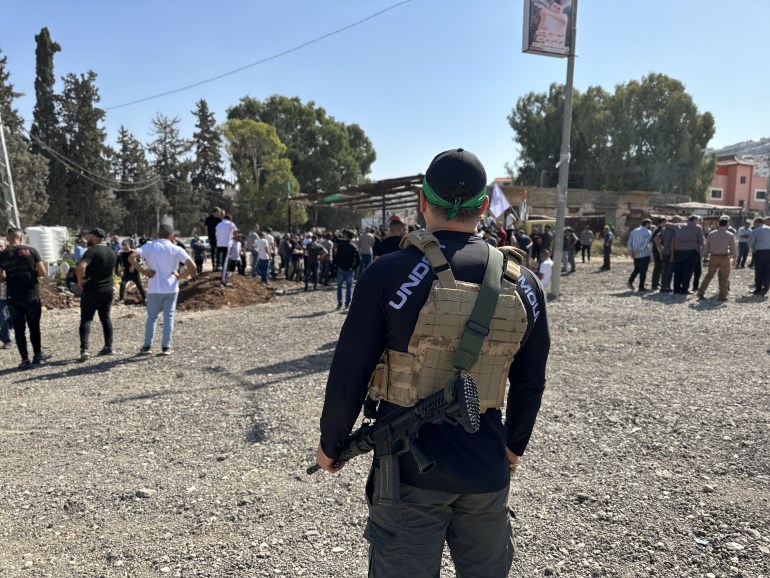 مقاتل من كتيبة جنين يشارك في تشييع شهداء قضوا خلال اقتحام