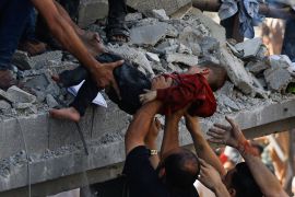 الأطفال والنساء هم أغلب ضحايا العدوان الإسرائيلي المستمر على قطاع غزة (رويترز)