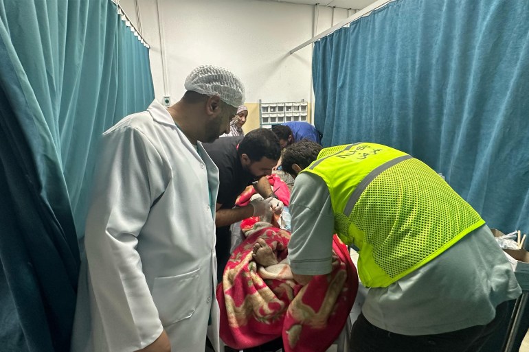 مدير المستشفى الإندونيسي: مضاعفة عدد الأسرة إلى أكثر من 200 سرير لاستيعاب أعداد الإصابات الكبيرة (الجزيرة)