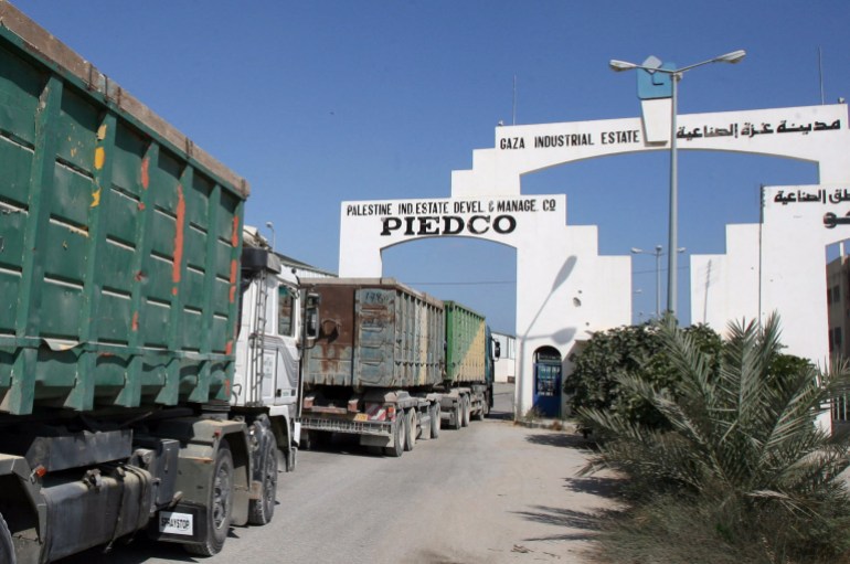 Palestinian trucks loaded with grains make their way through the Karni crossing, between Israel and the Gaza Strip, on June 22, 2008. It is the first time in one year that the Karni terminal - the sole point of passage for commercial goods into and out of the impoverished territory, opens. As the truce between Israel and Palestinian militants entered its fourth day, weary Gazans hoped for the easing of a year-long blockade of the impoverished Hamas-ruled territory. AFP PHOTO/MAHMUD HAMS (Photo by MAHMUD HAMS / AFP)