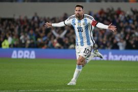 الاتحاد الأرجنتيني لكرة القدم قرر حجب قميص ميسي رقم 10 بشكل نهائي بعد اعتزاله (الأناضول)