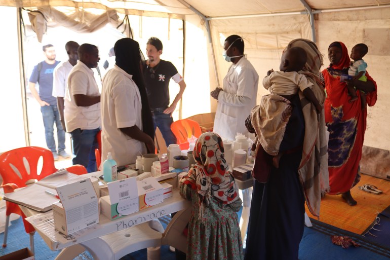 كورنيش في جولة استطلاعية في مستشفى يتعالج فيه لاجئون سودانيون في تشاد