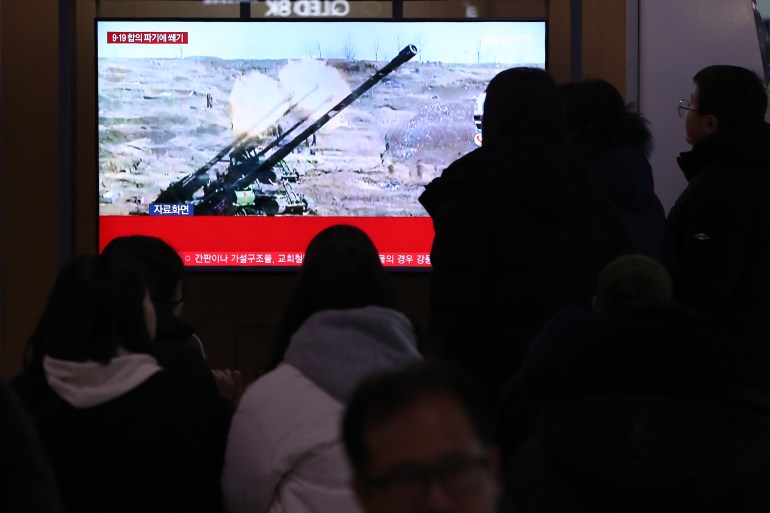 كوريا الجنوبية تعرض لقطات أرشيفية لإطلاق المدفعية الكورية الشمالية (غيتي)