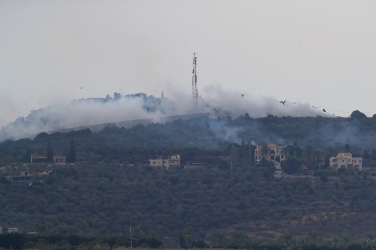 - الحكومة اللبنانية ووزارة الزراعة يقدمان شكوى إلى مجلس الأمن ضد إسرائيل بسبب استخدامها للفوسفور الأبيض المصدر: Smoke rises from positions on a hill after Israeli shelling on the outskirts of Dhayra village ( Image: WAEL HAMZEH/EPA