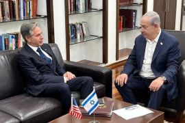 وزير الخارجية الأميركي أنتوني بلينكن (يسار) خلال اجتماعه مع رئيس الوزراء الإسرائيلي بنيامين نتنياهو (وكالة الأناضول)