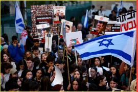 إسرائيلون يتظاهرون للمطالبة بإبرام صفقة تبادل الأسرى مع المقاومة الفلسطينية (رويترز)