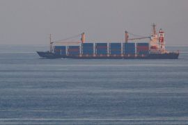 سفن الشحن التجارية المتجهة لإسرائيل تتعرض لهجمات من الحوثيين في البحر الأحمر (غيتي)