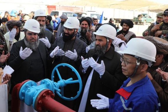 نائب رئيس الوزراء الملا عبد الغني برادر ووزير المناجم والبترول شهاب الدين دولار أثناء افتتاح حقل النفط في ولاية سربل شمالي أفغانستان.