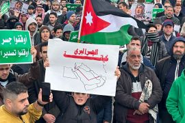 شعارات رفض الجسر البري يرفعها الأردنيون في مظاهراتهم الرافضة للعدوان الإسرائيلي على غزة (مواقع التواصل)
