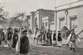 مقر المفوضية اليابانية الذي أحرقه الملاكمون وأرخ يوم 24 يونيو/حزيران 1900 (غيتي)