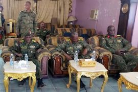 البرهان (وسط) خلال اجتماع مع بعض القيادات العسكرية في أُم درمان (الجيش السوداني)