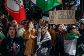 مناصرون للقضية الفلسطينية يحتجون خارج مقر التلفزيون الإيطالي في مدينة الراي، في 14 فبراير 2024 في روما (غيتي)