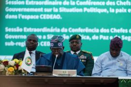 الرئيس النيجيري أعلن أن العقوبات التي كانت مفروضة على بعض الدول أثبتت عدم فاعليتها (رويترز)